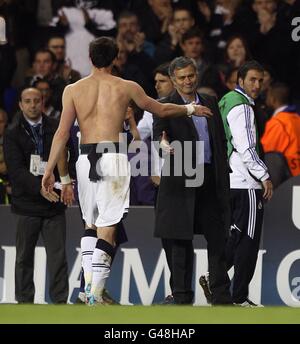 Gareth Bale (links) von Tottenham Hotspur schüttelt sich die Hände mit Real Madrid Coach Jose Mourinho nach dem Spiel Stockfoto