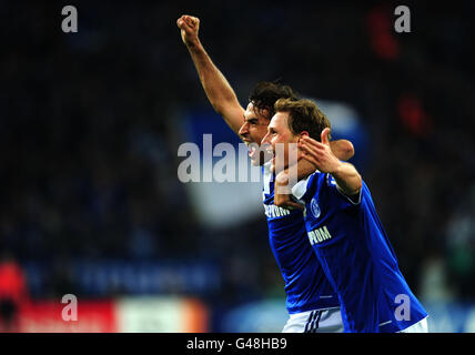 Schalke 04 's Raul Gonzalez und Torschütze Benedikt Howedes (rechts) feiern Das zweite Tor Stockfoto