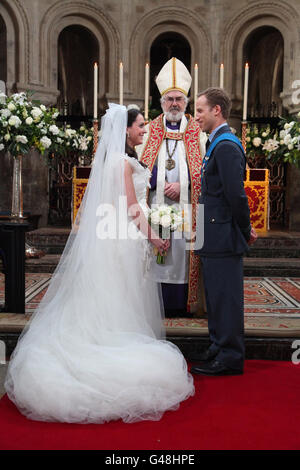 Royal Look-a-likes genießen ihren Moment im Rampenlicht in St Bartholomew's Church, London, während sie für eine T-Mobile-Hochzeitswerbung drehen. Stockfoto