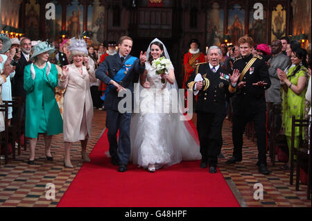 Royal Look-a-likes genießen ihren Moment im Rampenlicht in St Bartholomew's Church, London, während sie für eine T-Mobile-Hochzeitswerbung drehen. Stockfoto