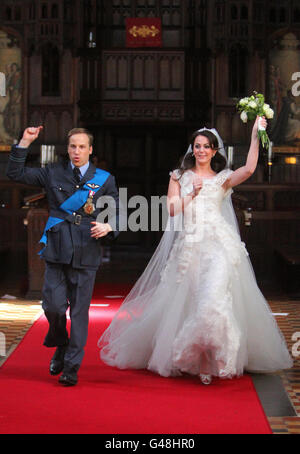 Royal Look-a-likes genießen ihren Moment im Rampenlicht in St Bartholomew's Church, London, während sie für eine T-Mobile-Hochzeitswerbung drehen. Stockfoto