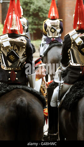 Oberstleutnant Dan Hughes (Mitte) inspiziert Truppen der Blues and Royals, die Teil des Cavalry Mounted Regiments des Haushalts sind, in den Hyde Park Barracks, Knightsbridge, während einer Probe für die Überprüfung des Generalmajors am 21. April, Welche bestimmen wird, ob sie die Standards erfüllen, die für alle zeremoniellen Pflichten im Sommer, einschließlich der königlichen Hochzeit von Prinz William, erforderlich sind. Stockfoto