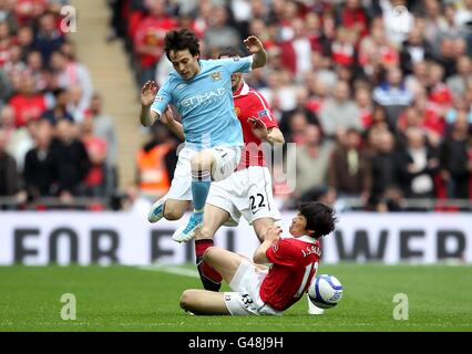 Fußball - FA Cup - Halbfinale - Manchester City / Manchester United - Wembley Stadium. David Silva von Manchester City (links) und Ji-Sung Park von Manchester United kämpfen um den Ball Stockfoto