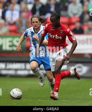 Charlton Athletic's Bradley Wright-Phillips wird während des npower Football League One Matches in The Valley, London, von Joey Gudjonsson aus Huddersfield Town herausgefordert. Stockfoto