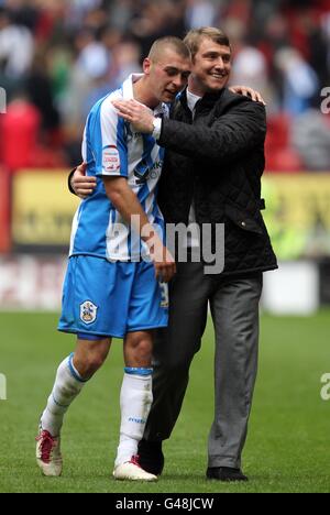 Huddersfield Town Manager Lee Clark mit Jack Hunt nach dem Spiel während der npower Football League One Match im Valley, London. Stockfoto