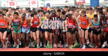 Leichtathletik - 31. Virgin London Marathon. Der Elite-Start der Männer startet in Blackheath während des 31. Virgin London Marathon in London. Stockfoto