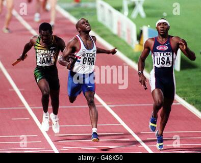 Mark Richardson (Mitte) versucht sein Herz, aber es gelingt ihm nicht, die USA zurückzukoppeln, da das britische 4x400-Staffelteam heute Abend (Sonntag) die Silbermedaille bei der Weltmeisterschaft ablegte. Foto von John Giles/PA. Stockfoto
