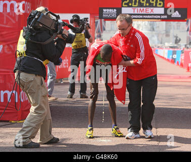 Der Kenianer Emmanuel Mutai erholt sich nach dem Sieg beim Men's Elite-Rennen beim Virgin London Marathon 2011 in London. Stockfoto