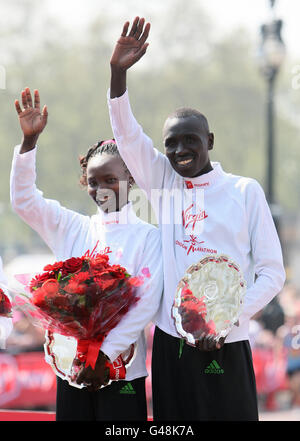 Gewinner des Women's Elite Race Kenias Mary Keitany (links) und Gewinner des Men's Elite Race der Kenianer Emmanuel Mutai bei einer Fotozelle nach dem Virgin London Marathon 2011 in London. Stockfoto