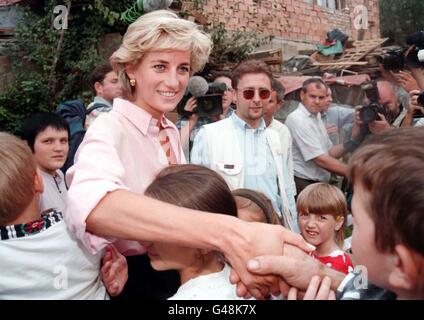 Diana, Prinzessin von Wales, trifft Kinder in einem Gebiet von Sarajevo, wo sie heute Morgen während ihres zweitägigen Besuchs in Bosnien mehr Opfer von Landminen traf. Bild von Stefan Rousseau/PA. Stockfoto