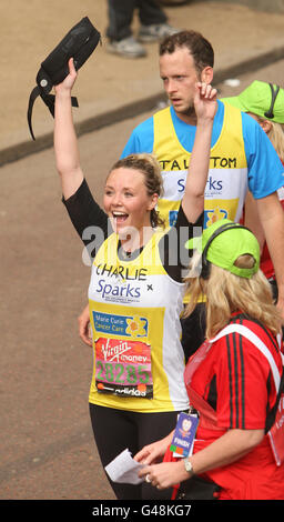 Schauspielerin Charlie Brooks nach dem Abschluss des Virgin London Marathon 2011. Stockfoto