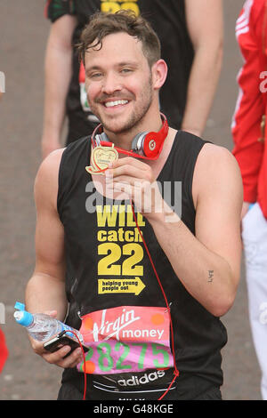 Singer will Young nach dem Virgin London Marathon 2011. Stockfoto