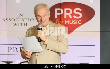 Moderator Paul Gambaccini gibt die diesjährigen Nominierungen für die Ivor Novello Awards beim Ivy in London bekannt. Stockfoto