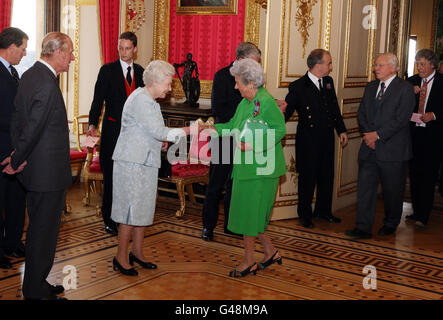 Königin Elizabeth II. Begrüßt Baroness Boothroyd bei einem Empfang für den Verdienstorden im Schloss Windsor. Stockfoto