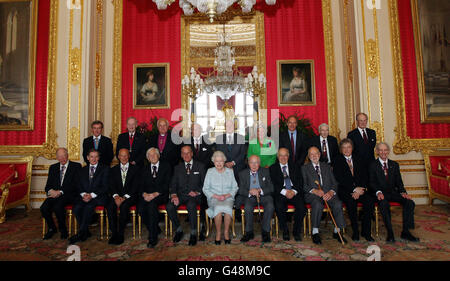 Königin Elizabeth II. Mit den Verdienstmitgliedern (links - rechts) in der hinteren Reihe: Herr Neil MacGregor, der RT Hon. Jean Chretien, Lord Eames, Sir Michael Howard, Sir David Attenborough, die Baroness Boothroyd, Sir Timothy Berners-Lee, Lord Rees of Ludlow, Lord Fellowes. Vorderseite: Lord Rothschild, Sir Roger Penrose, Lord Foster von Thames Bank, Reverend Owen Chadwick, Duke of Edinburgh, HM Queen, Sir Andrew Huxley, Sir Michael Atiyah, Sir Anthony Caro, Sir Tom Stoppard, Lord May of Oxford. Stockfoto