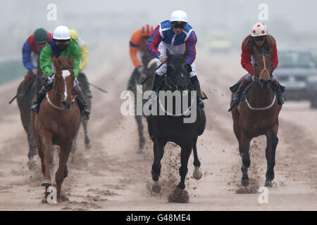 (Links-rechts) Jockey Jimmy Quinn auf Ace Master, Nicky Mackay auf Kassaab und Francis Norton auf Tancred Spirit während des Enjoy the Cheltenham Festival mit Freebetting.co.uk Handicap Stockfoto