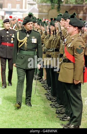 Der Duke of York prüft eine Ehrenwache bei seinem Besuch in der Territorial Army London Regiment Hauptquartier der Duke of York in Chelsea. Stockfoto