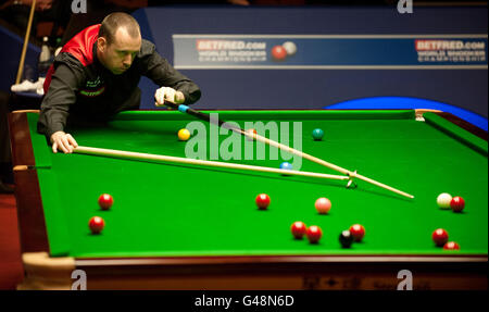 Mark Williams im Einsatz gegen Jamie Cope bei ihrem zweiten Spiel während der Snookerweltmeisterschaft Betfred.com im Crucible, Sheffield. Stockfoto