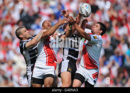 Hull FC's Kirk Yeaman (links) und Danny Houghton (2. Rechts) Springen Sie für den Ball mit Hull Kingston Rovers' Jake Webster Und Scott Murrrell (rechts) Stockfoto