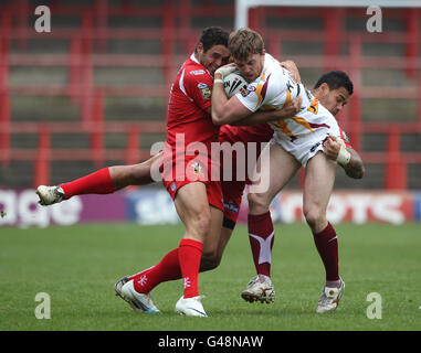 Huddersfield Giants Danny Kirmond wird vom Celtic Crusaders-Paar Hep Cahill (rechts) und Vince Mellars während des Engage Super League-Spiels auf der Rennbahn Wrexham gefangen. Stockfoto