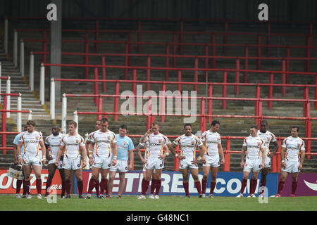 Rugby League - Engage Super League - Celtic Crusaders gegen Huddersfield Giants - die Rennbahn. Die Spieler von Huddersfield Giants zeigen ihre Niedergeschlagenheit beim Engage Super League-Spiel auf der Rennbahn Wrexham. Stockfoto