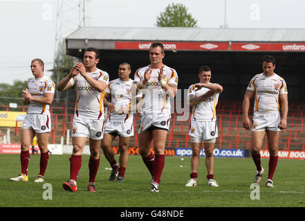 Rugby League - Engage Super League - Celtic Crusaders gegen Huddersfield Giants - die Rennbahn. Die Spieler von Huddersfield Giants zeigen ihre Niedergeschlagenheit, nachdem sie während des Engage Super League-Spiels auf der Rennbahn Wrexham gegen Crusaders verloren haben. Stockfoto