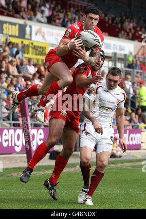 Stuart Reardon von Celtic Crusaders gewinnt den High Ball gegen Huddersfield Giants Danny Brough während des Engage Super League-Spiels auf der Rennbahn Wrexham. Stockfoto