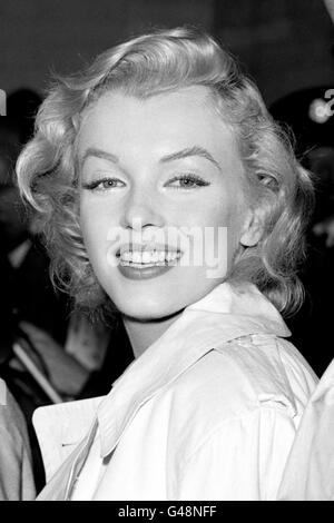 Die amerikanische Schauspielerin Marilyn Monroe am Flughafen London. Sie ist nach England gekommen, um den 'Sleeping Prince' in den Pinewood Studios zu drehen. Stockfoto