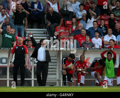 Billy Davies, Manager von Nottingham Forest, feiert den Sieg im Finale Pfeife Stockfoto