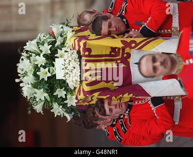 Der Sarg von Diana, Prinzessin von Wales, wird heute Nachmittag (Samstag) nach ihrem Trauerdienst von Westminster Abbey getragen. Stockfoto