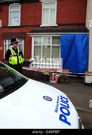 Die Polizei am Tatort einer Morduntersuchung, nachdem die Leichen von Guiseppe und Caterina Massaro, 80 und 77, von einem Verwandten in ihrem Haus in Woden Road, Wolverhampton, gefunden wurden. Stockfoto