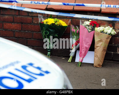 Blumen werden am Tatort einer Morduntersuchung gelegt, nachdem die Leichen von Guiseppe und Caterina Massaro, 80 und 77, von einem Verwandten in ihrem Haus in Woden Road, Wolverhampton, gefunden wurden. Stockfoto