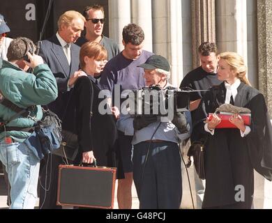 Die Szene vor dem High Court in London heute (Sonntag) während der Dreharbeiten zu "Was Ratten nicht tun", eine sehr englische romantische Komödie über zwei gegnerischen Anwälte. Das legal Team (von links) Client Charles Dance Anwalt Samantha Bond und Barrister Natascha McElhone. Foto von Fiona Hanson/PA. PA-Geschichte-SHOWBIZ-Gerichte zu sehen. Stockfoto