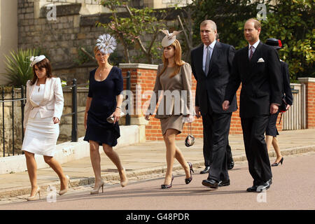 Mitglieder der königlichen Familie (von links) Prinzessin Eugenie, Sophie Gräfin von Wessex, Prinzessin Beatrice, Prinz Andrew, Herzog von York, Prinz Edward, Graf von Wessex und die Prinzessin Royal (verdeckt) kommen zum Ostermatinensdienst in St. George's Chapel, Windsor Castle. Stockfoto