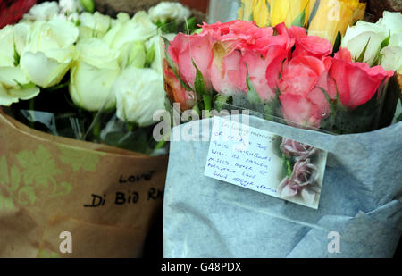 Blumen werden am Tatort einer Morduntersuchung gelegt, nachdem die Leichen von Guiseppe und Caterina Massaro, 80 und 77, von einem Verwandten in ihrem Haus in Woden Road, Wolverhampton, gefunden wurden. Stockfoto