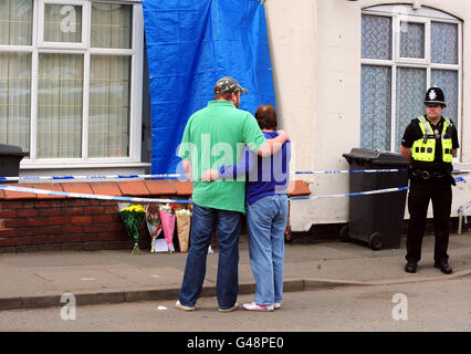 Freunde der Familie zollen am Tatort einer Morduntersuchung Tribut, nachdem die Leichen von Guiseppe und Caterina Massaro, 80 und 77, von einem Verwandten in ihrem Haus in Woden Road, Wolverhampton, gefunden wurden. Stockfoto