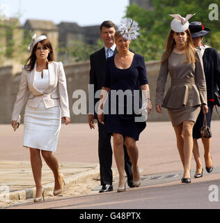 Mitglieder der königlichen Familie (von links) Prinzessin Eugenie, Tim Lawrence (Rückseite) Sophie, Gräfin von Wessex, Prinzessin Beatrice und Prinzessin Royal, kommen zum Ostermatinensdienst in der St. George's Chapel, Windsor Castle. Stockfoto