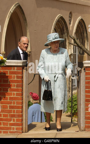 Königin Elizabeth II. Und der Herzog von Edinburgh verlassen den Ostermatinservice in der St. George's Chapel, Windsor Castle. Stockfoto