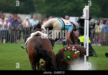 Der britische Izzy Taylor reitet auf Briarlands Matilda, während er am vierten Tag der Badminton Horse Trials in Badminton, Gloucestershire, auf der Cross Country Stage antritt. Stockfoto