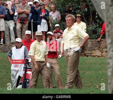 Der Europäer Colin Montgomerie prüft die Annäherung an das Grün, während seine Paarung Bernhard langer (vorne links) und hinter ihren Gegnern Tiger Woods (rechts) und Mark O'Meara aus den USA darauf warten, ihren Vorsprung nach Hause zu drücken. Sehen Sie PA Story GOLF Ryder. Foto von Barry Batchelor/PA. Stockfoto