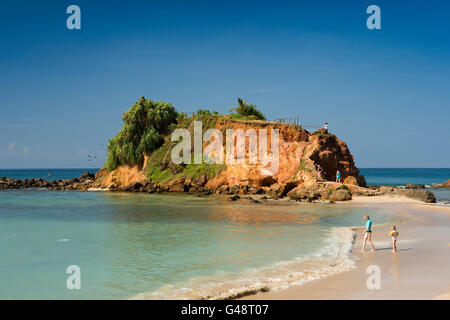 Sri Lanka, Mirissa Beach, Papagei Rock, Menschen in sauberem Wasser Baden Stockfoto