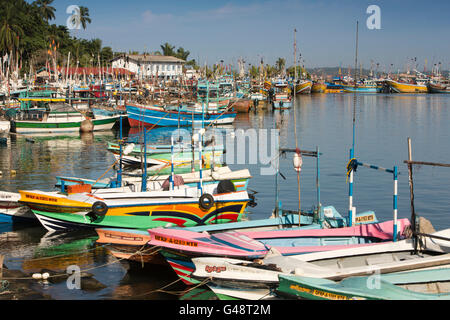 Sri Lanka, Mirissa bunt bemalt Angelboote/Fischerboote vertäut im Hafen Stockfoto