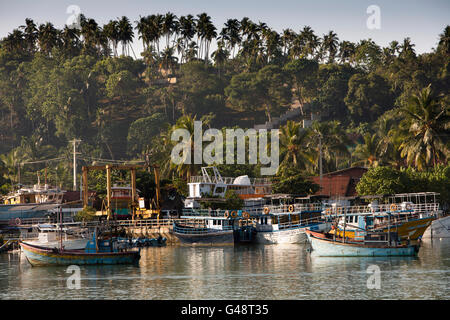 Sri Lanka, Mirissa Hafen, am frühen Morgen, Angelboote/Fischerboote vertäut am Kai Stockfoto