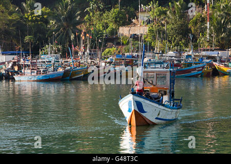 Sri Lanka, Mirissa Hafen, am frühen Morgen, Fischerboot Liegeplatz verlassen Stockfoto