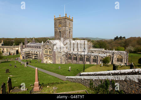 Ein allgemeiner Blick auf die St Davids Cathedral, die sich in der Grafschaft Pembrokeshire, am westlichsten Punkt von Wales, befindet. Stockfoto