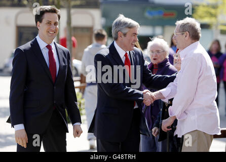 Der Gewerkschaftsführer Ed Miliband (links) und der schottische Labour-Führer Iain Gray (Mitte) auf dem Wahlkampfpfad in Portobello bei Edinburgh, Schottland. Stockfoto