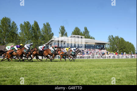 Reiter und Pferde passieren den Stand während des Crabbie's Alcoholic Ginger Beer Intermediate Handicap Hurdle am zweiten Tag des Perth Festivals auf der Perth Racecourse, Perth. Stockfoto