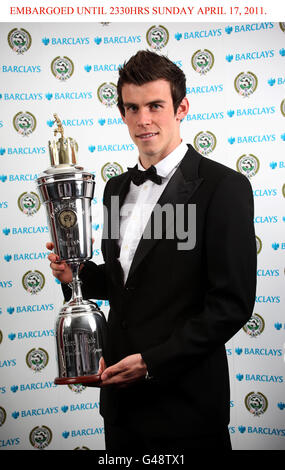 Der PFA-Spieler des Jahres-Gewinner Gareth Bale mit seiner Trophäe bei den PFA-Spieler des Jahres 2011 im Grosvenor House Hotel, London. Stockfoto