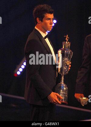 Gareth Bale von Tottenham Hotspur erhält die PFA Player of the Year Trophäe bei den PFA Player of the Year Awards 2011 im Grosvenor House Hotel, London. Stockfoto