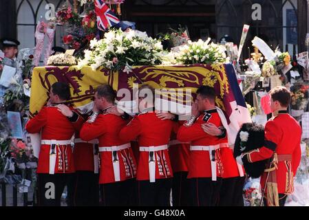 Der Sarg von Diana, Prinzessin von Wales, wird von der Trägerpartei der Welsh Guardsmen getragen, als er in Westminster Abbey ankommt, für ihre Beerdigung heute (Samstag). Stockfoto